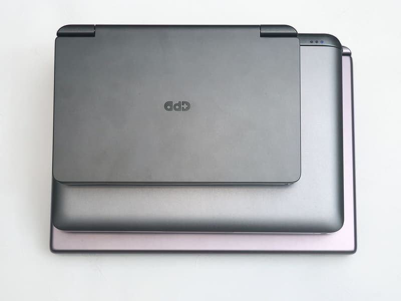 重ねてもその小ささは圧倒的