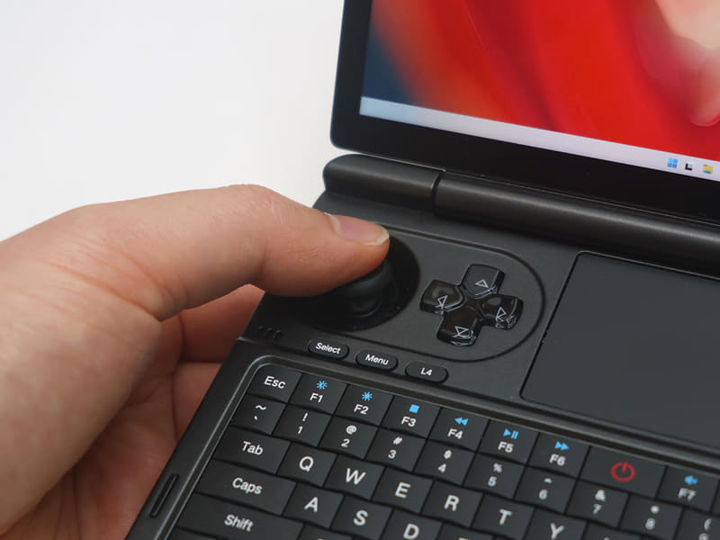 ジョイスティックのストロークは浅めなので、反応はクイック