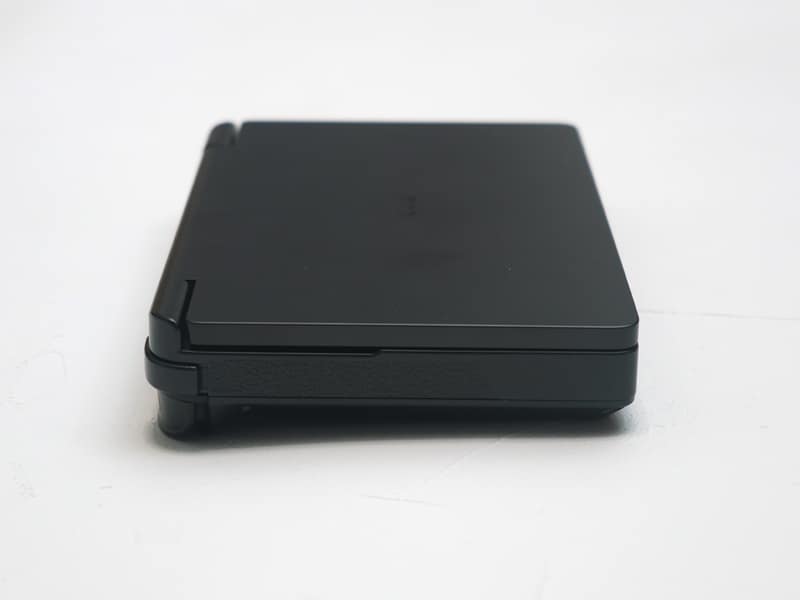 左側面にはなにもないが、滑り止めのシボ加工が印象的