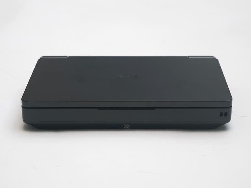 前面にはストラップホールがある点、ガジェット好きの心をくすぐる