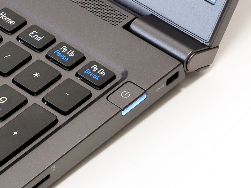 電源ボタンは独立タイプで、側面ホワイトLEDでオン/オフも分かりやすい