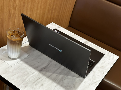 16型だけど1.28kgしかない軽量ノート。大画面モバイルしたい人に推
