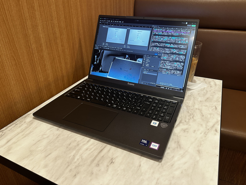 14型モバイルノートと比べれば画面が大きい。店内照明がやや暗くても画面の大きさが視覚への負担をやわらげてくれる