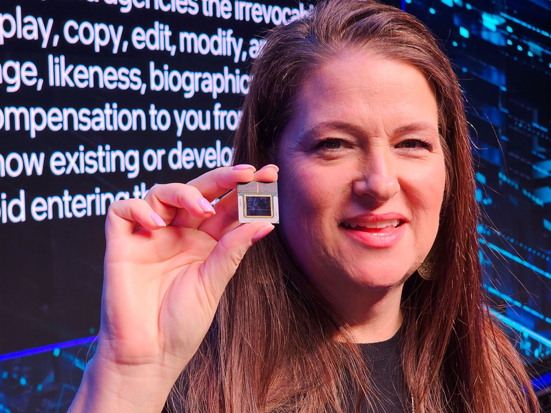 2024年1月のCESで公開されたLunar Lakeのパッケージ。上部にはSoMでDRAMが積層されていることが分かる