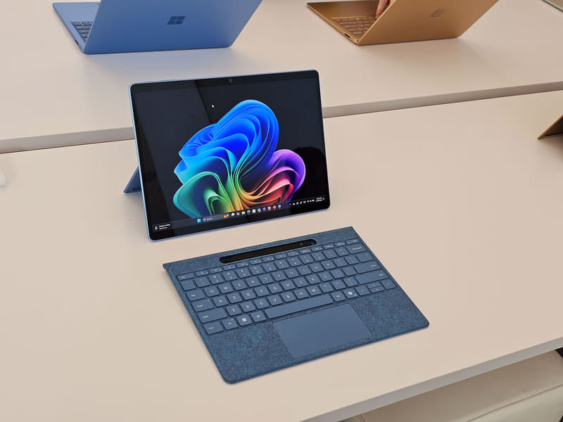 展示会場に展示されていたSurface Pro Flex KeyboardとSurface Pro本体。この状態でちゃんと入力できる