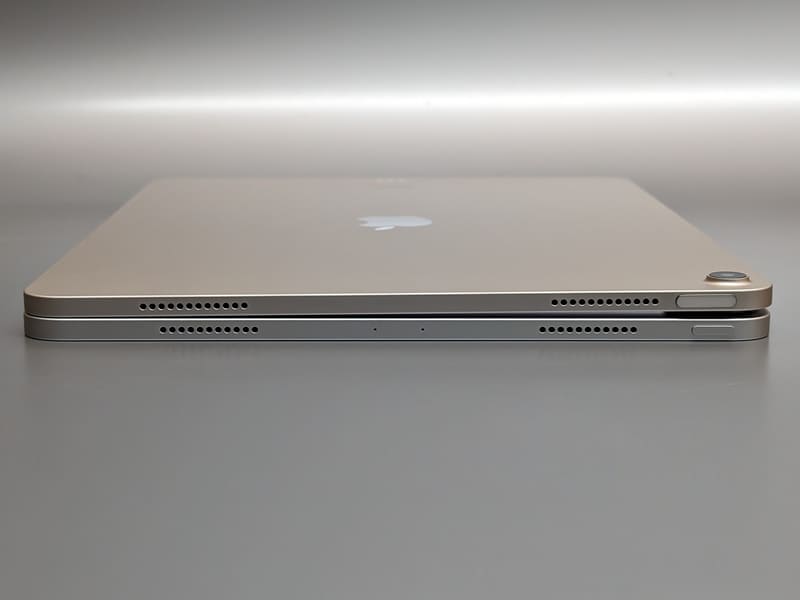 左側面。電源ボタンの仕様が異なる。またiPad Proは中央にマイク穴がある