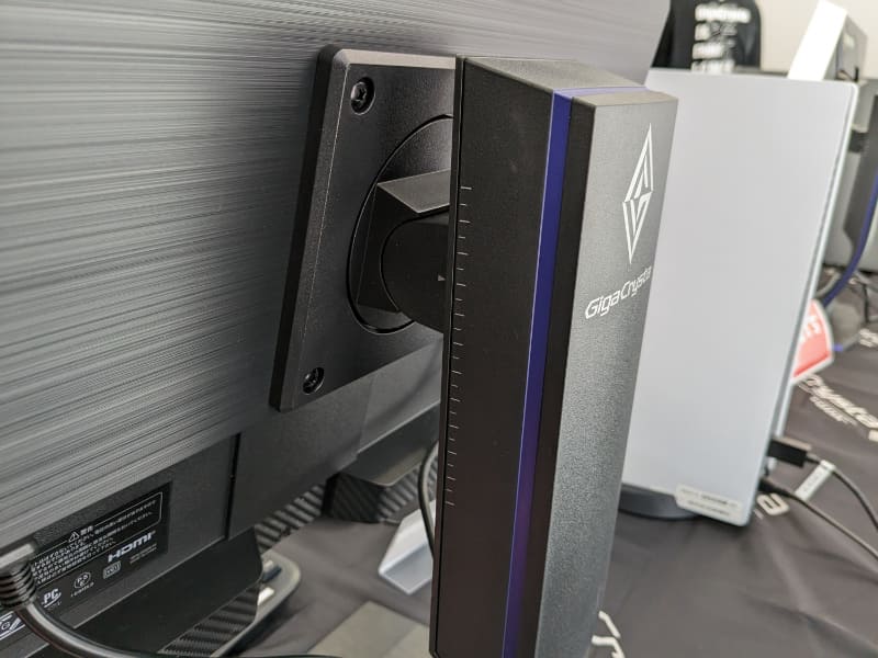 スタンドには高さ調節用のメモリも備える