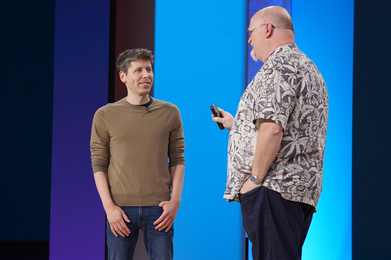 OpenAI CEO サム・アルトマン氏(左)、右はMicrosoft CTO ケビン・スコット氏