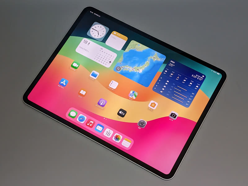 前面カメラの位置が長辺側に移動し、横向きを基本としたデザインになった