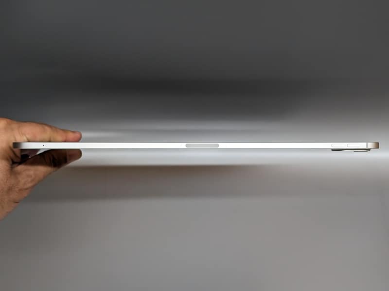 上面。中央のエリアにはApple Pencilを吸着させられる。右端には音量ボタンがある