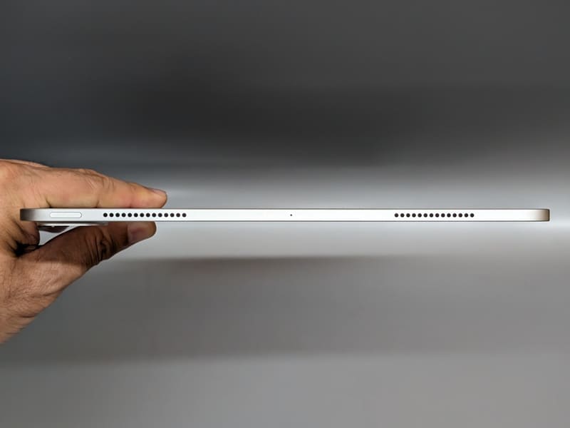 左側面。電源ボタンとスピーカー、マイクを備える