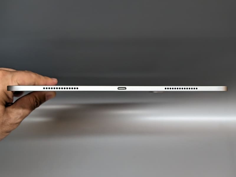 右側面。スピーカーとUSB Type-Cポートを備える