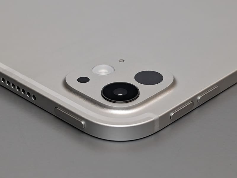 カメラ部と電源ボタン、音量ボタンはこのように密集して配置されている