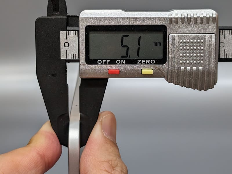 厚みは5.1mm。驚異的な薄さだ