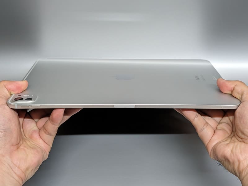 両端を持って力を加えると多少はしなるが、この長辺方向は見た目よりもはるかに頑丈だ