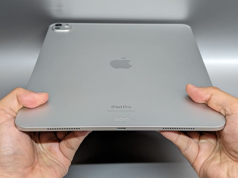 むしろこの短辺方向がひ弱な印象を受ける。特に中央のUSB Type-Cポートを基準に下向きに曲げる(谷折りにする)力に弱いようだ