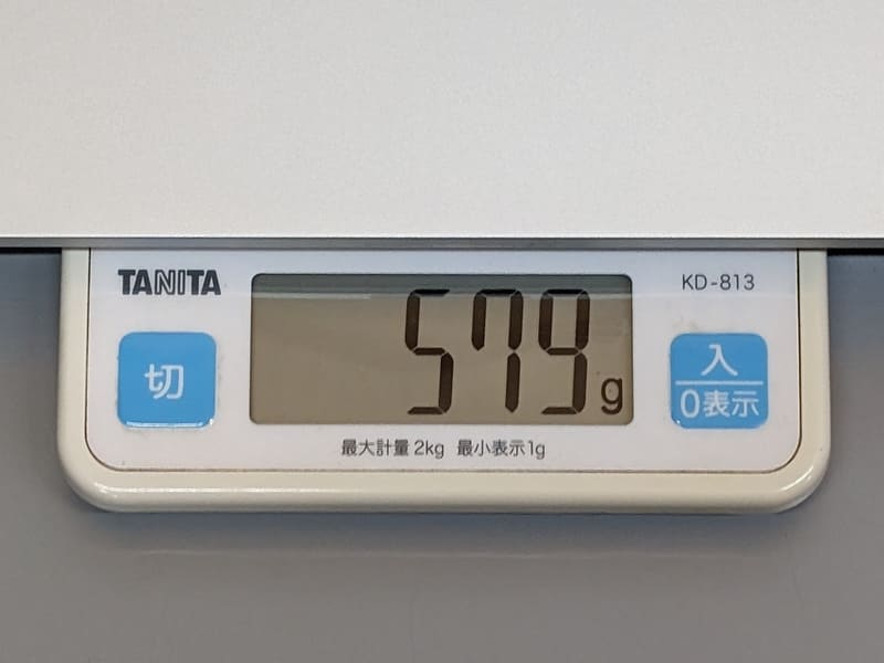 重量は実測579g。10型クラスでも500g台前半のタブレットがあることを考えると驚異的な軽さだ