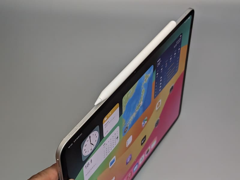 Apple Pencilは本体上面にマグネットで吸着させられる