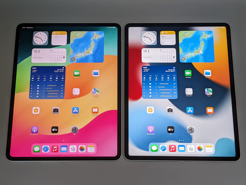 左が本製品、右が第5世代12.9インチiPad Pro(以下同じ)。筐体サイズおよび画面サイズはミリ単位で違っているのだが、こうして見るとまったく分からない