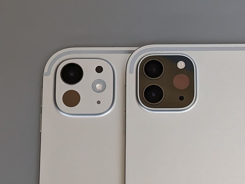 リアカメラは超広角レンズが廃止されている。LiDARスキャナは変わらず搭載