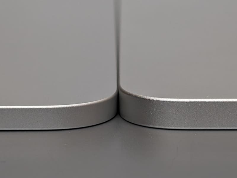 厚みの比較。1.3mmもの差があり、持ち比べてもはっきりと分かる