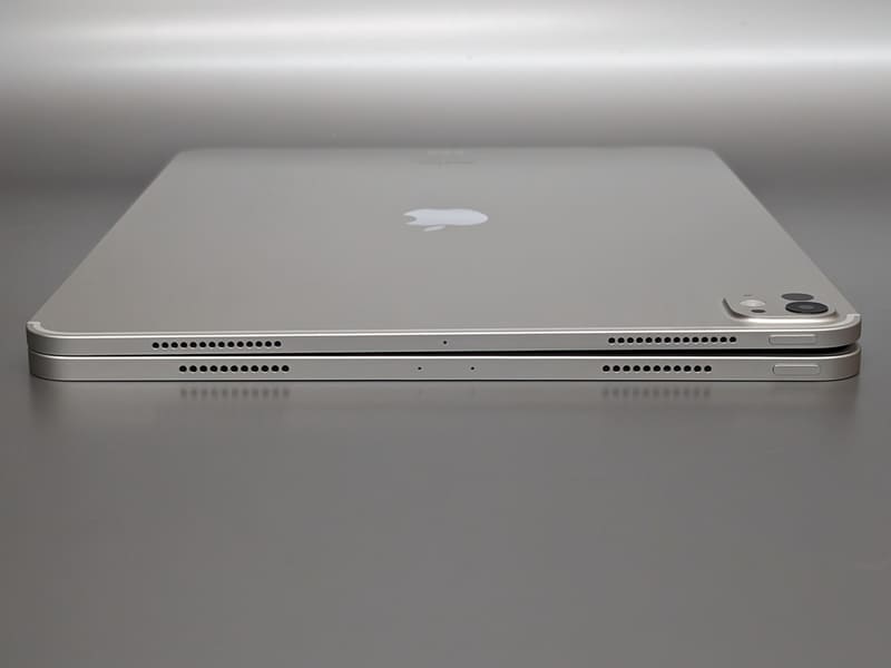 電源ボタンがある面の比較(上が本製品)。中央のマイク穴が減っているのが分かる