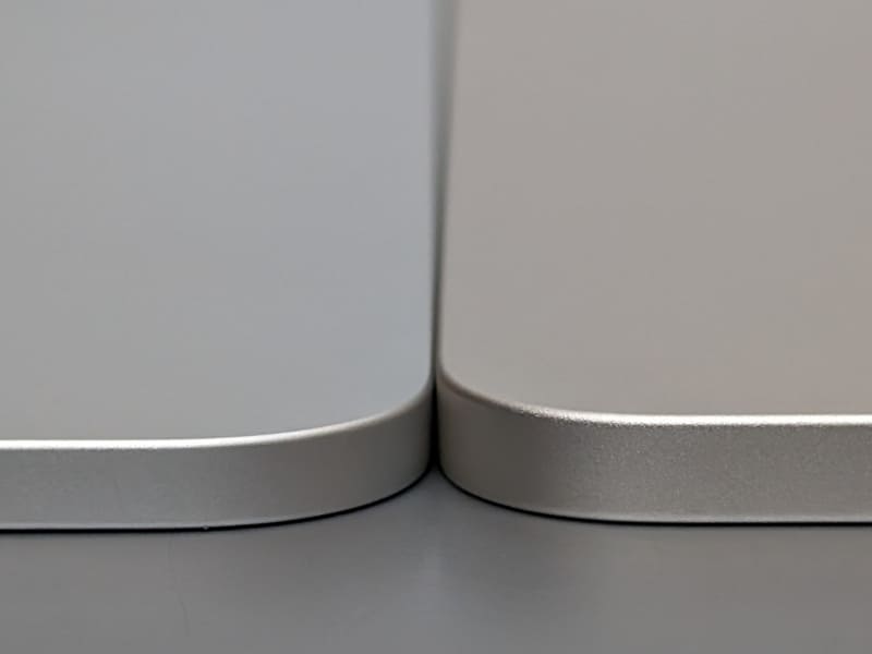 厚みの比較。前出の第5世代12.9インチiPad Proほどではないが、こちらも差ははっきりと分かる