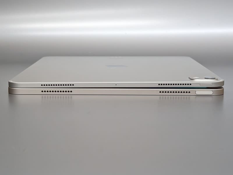 電源ボタンがある面の比較(上が本製品)。iPad Airはマイク穴がこの面にはない。またTouch IDを搭載したiPad Airのトップボタンとのサイズ差がよく分かる