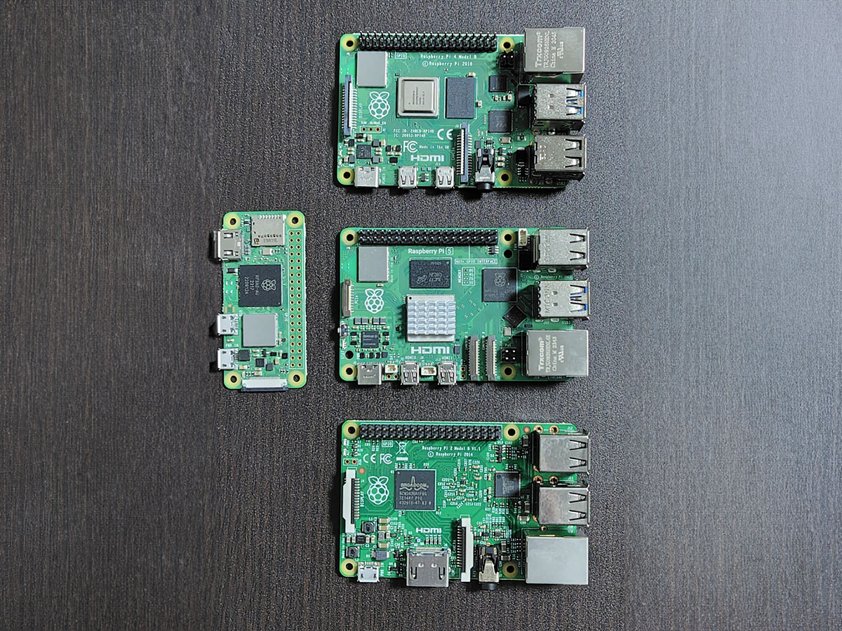 Raspberry Pi 5(中央)と歴代のUbuntuが動くRaspberry Piシリーズ(Pi 3とCM4は稼働中で撮影できなかった)