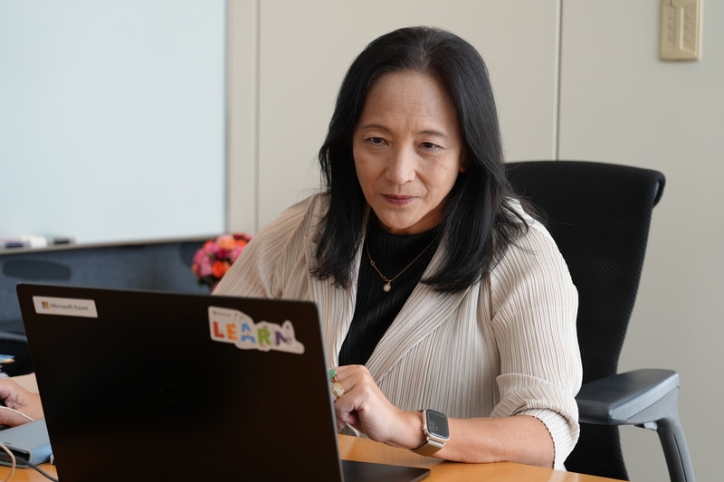 社長室でSurface Laptop 5を使って執務中の津坂美樹社長