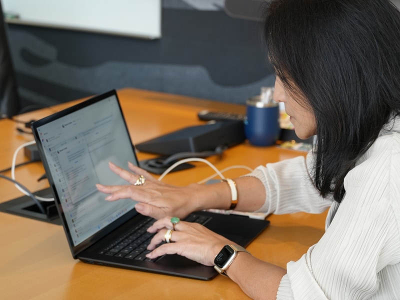 日本マイクロソフトの津坂美樹社長は、生成AI「Copilot」を使い、日々の業務を効率化している