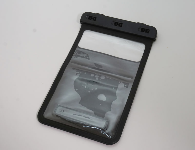 内部にタブレットを入れて水に濡れることを防ぐ防水カバーで、防水等級はIPX8対応だという。Amazonで1,984円で購入した