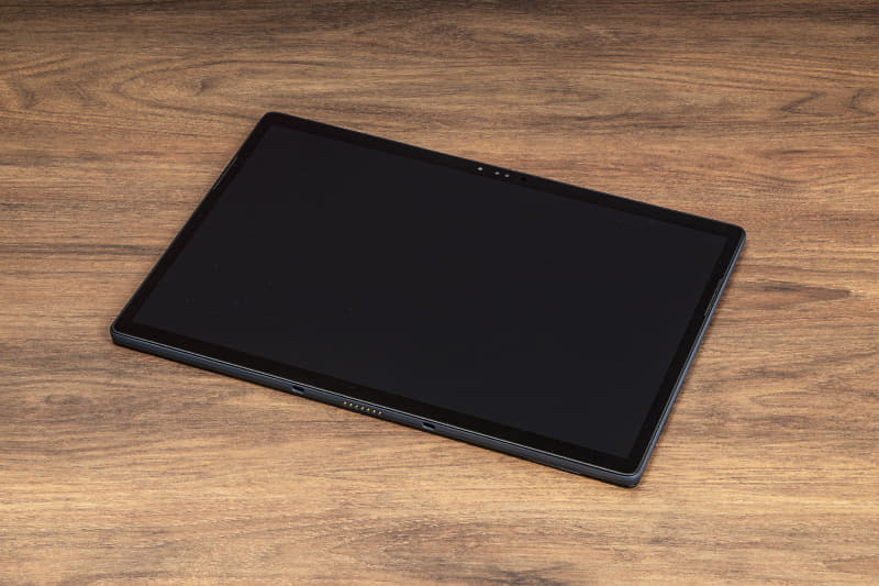 Latitude 7350 デタッチャブル本体。アスペクト比3:2の13.3型ディスプレイを搭載する2in1として標準的なサイズだ