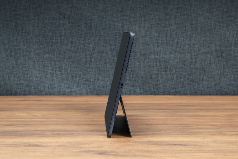 背面にはキックスタンドを備え、自立して利用可能。角度も自在に変更可能