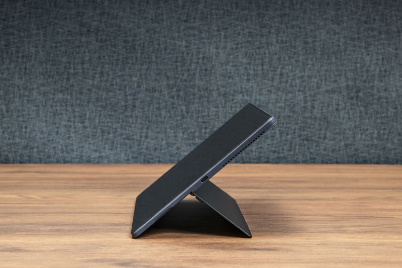 キックスタンドの開閉角度はかなり広く、水平に近い角度まで開いて利用可能だ