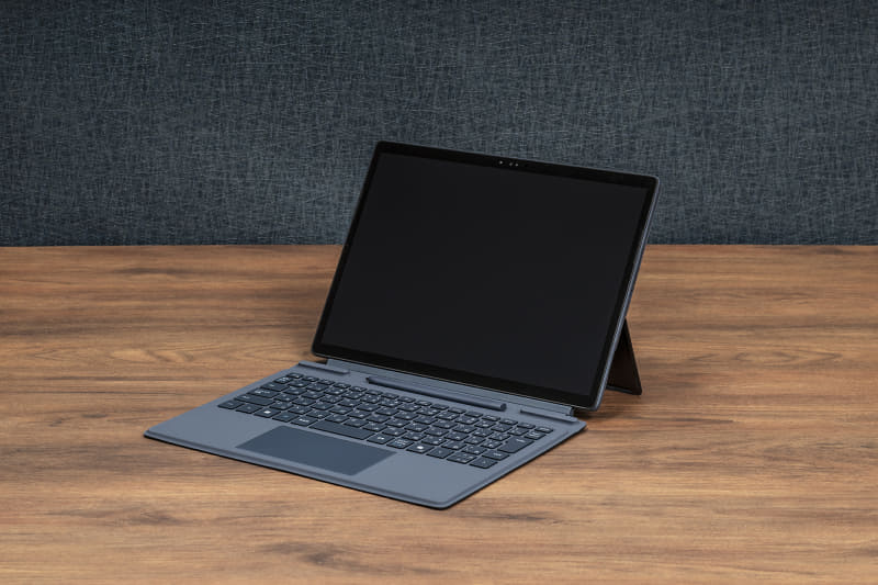 オプションのコラボレーションキーボードを装着すると、ノートPC相当として利用可能