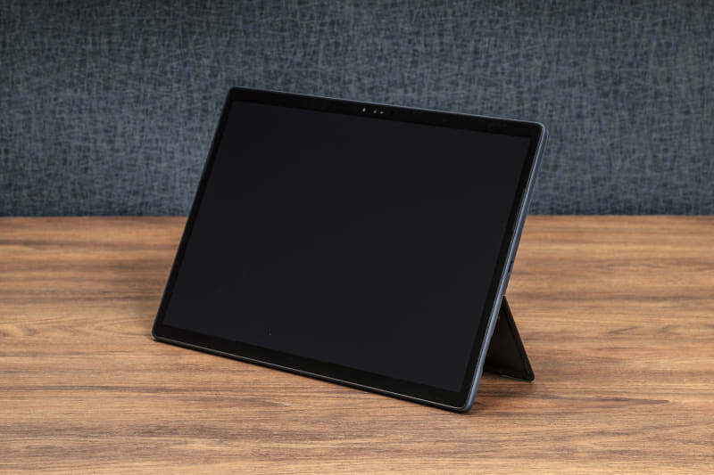 アスペクト比3:2、2,880×1,920ドット表示対応の13.3型IPS液晶を搭載