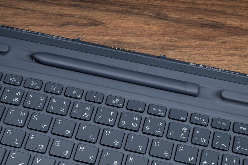 スタイラスペンはコラボレーションキーボード後方の収納スペースに収納でき、充電も可能