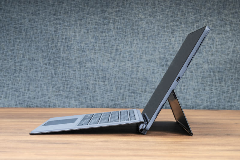 キーボード後方はマグネットでリフトアップ可能。キーボードに適度な角度が付いて扱いやすくなる