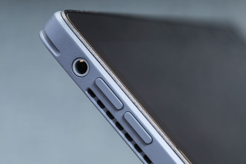 ボリュームボタンと3.5mmオーディオジャック