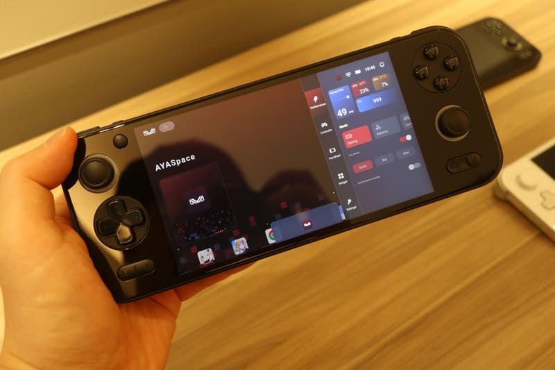 右側のM字型のボタンを押すとAYASpaceのウィジェットが表示される