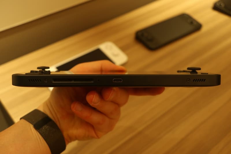 底面に吸気口とUSB Type-Cを備える