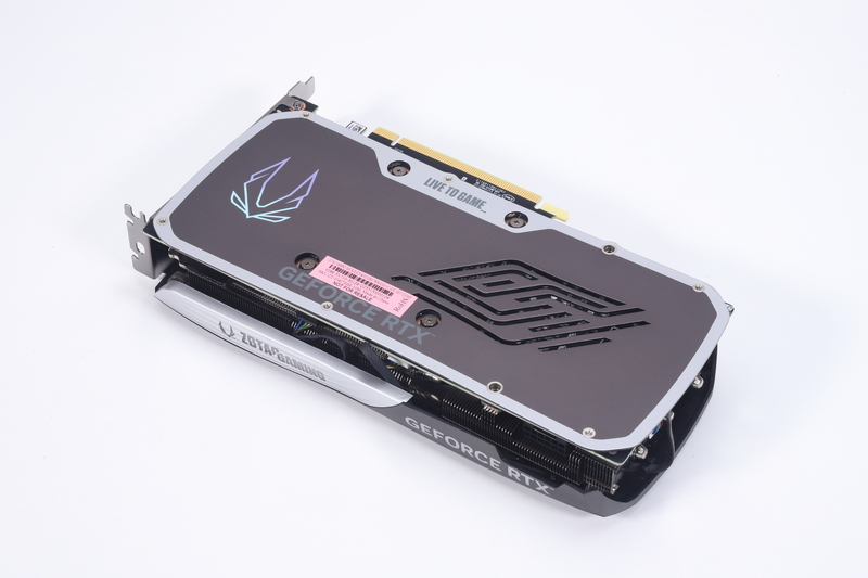 カード裏面にはバックプレートを装備