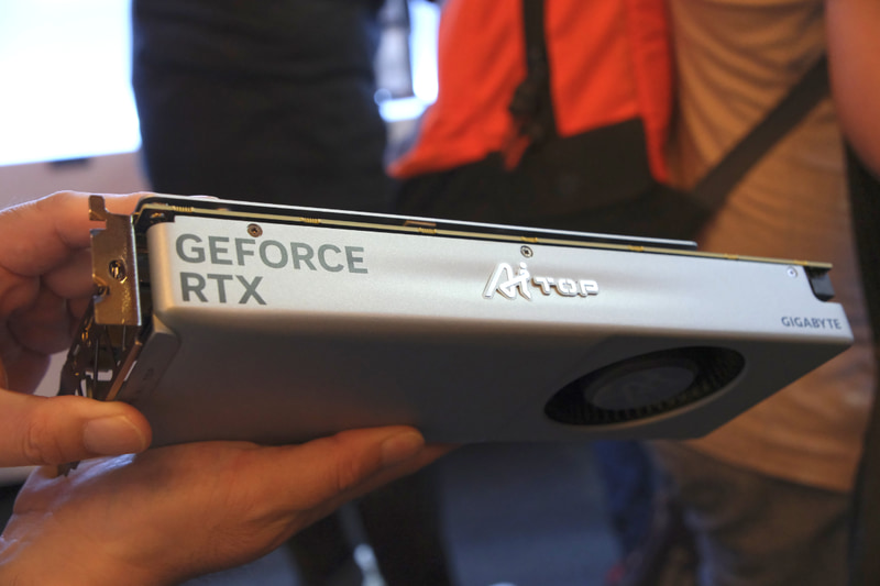 側面にもAI TOPのロゴ