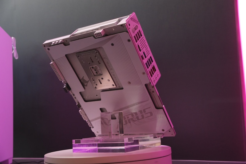 各種コネクタを背面に配置したデザインが大きな特徴