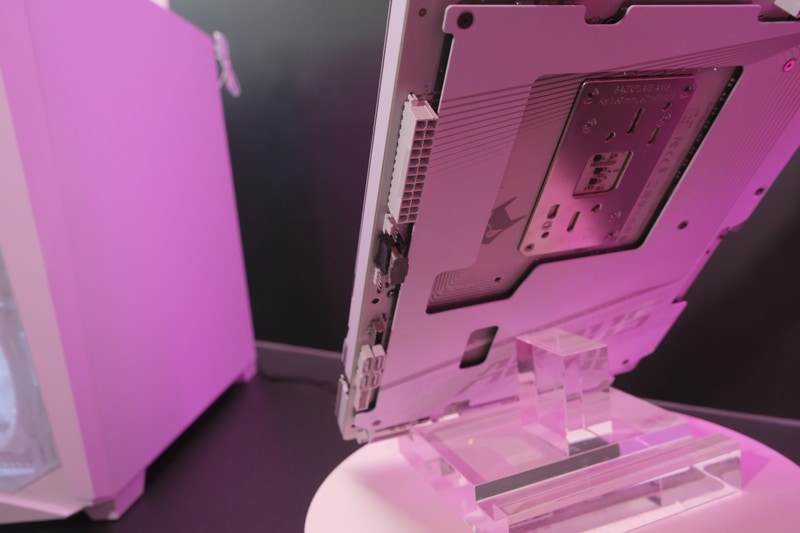 各種コネクタを背面に配置したデザインが大きな特徴