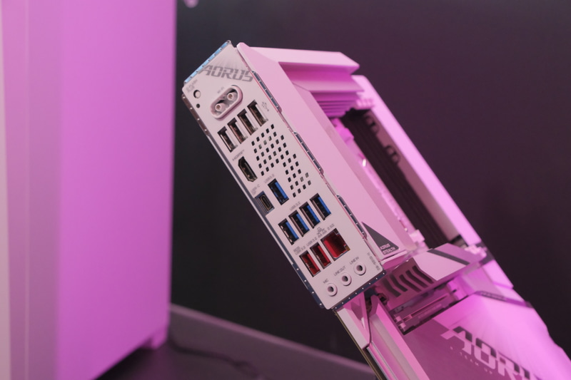 背面I/O部。Wi-Fiアンテナ部分が着脱しやすい設計に