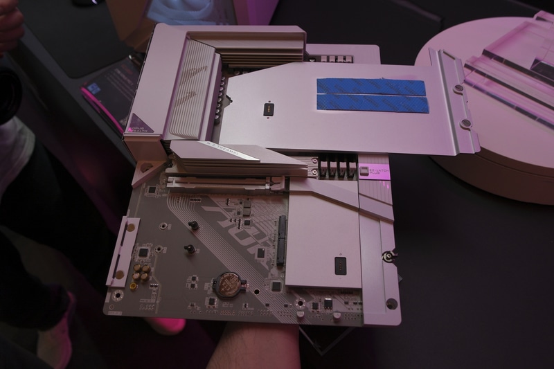 本体下方の大型ヒートシンクは、右側のラッチの操作で着脱可能