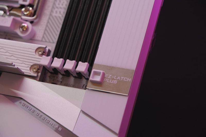 拡張カードのラッチもボタンで簡単に操作できる