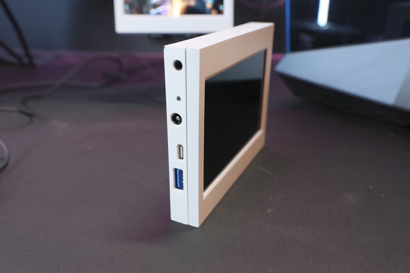 USB Type-C(映像入力可能)とType-Aなどを装備